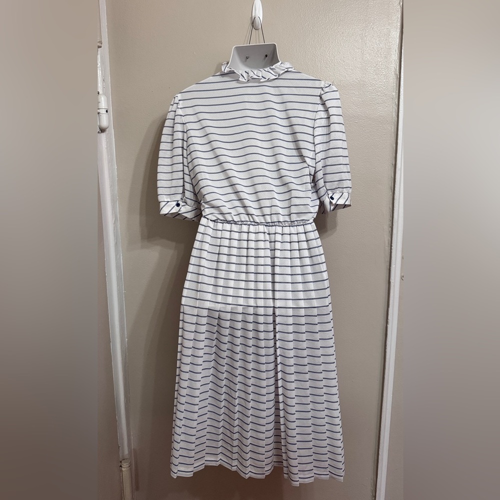 Vintage Striped White and Navy Women's Dress - Picture 5 of 5